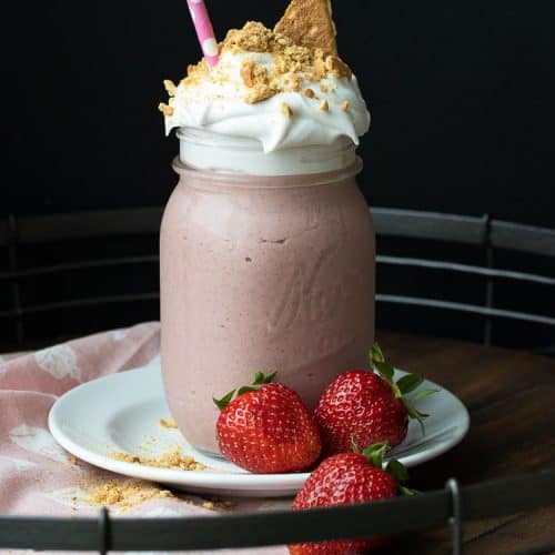 Healthy Strawberry Cheesecake Smoothie - Veggies Don't Bite