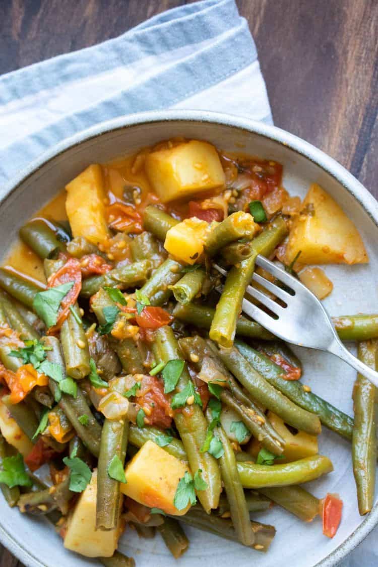 Fasolakia (Greek Green Beans) - Veggies Don't Bite