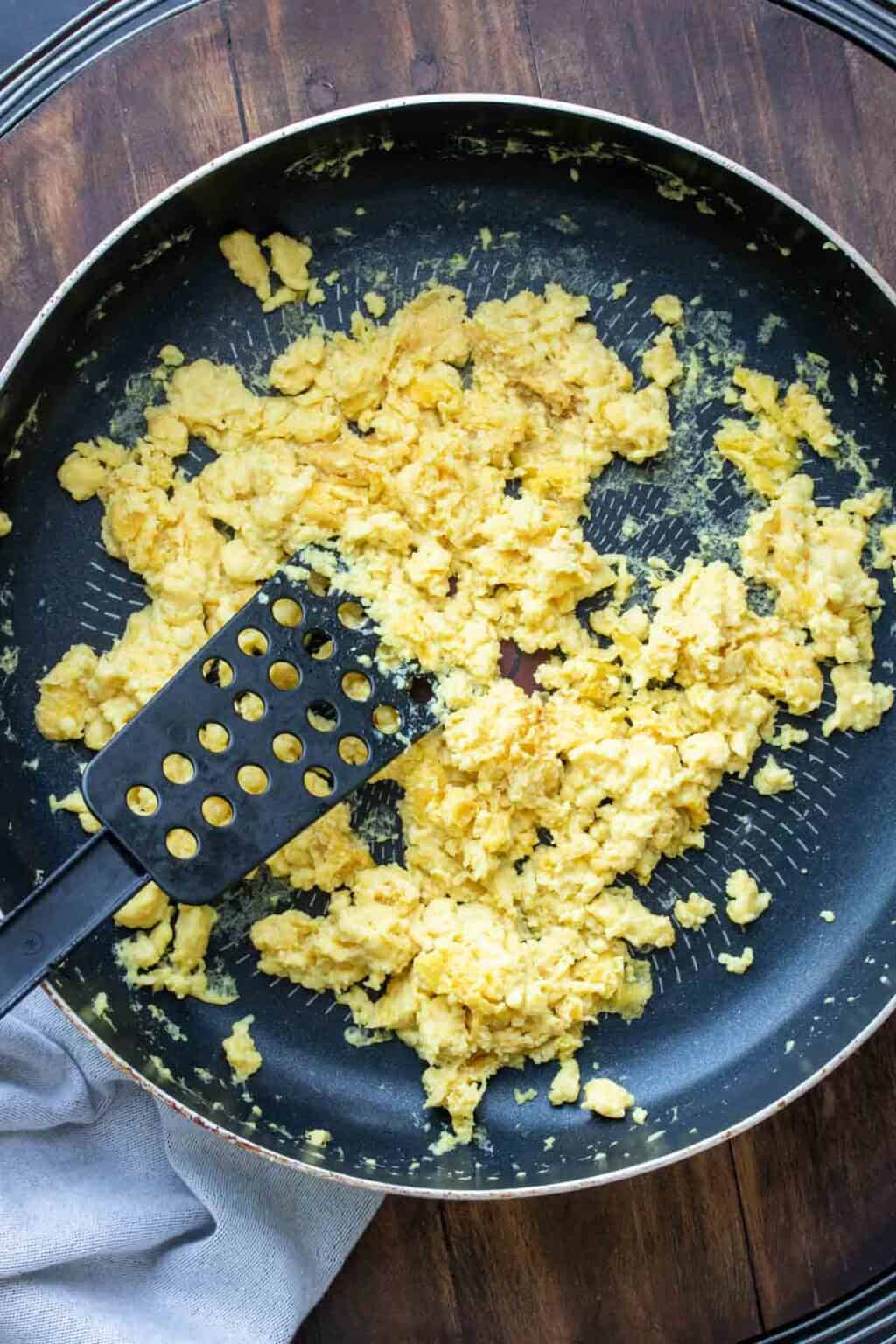 Easy Vegan Scrambled Eggs - Veggies Don't Bite